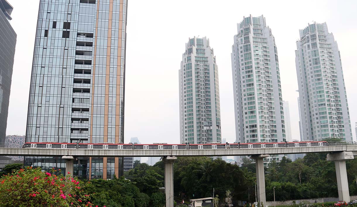 Rangkaian LRT (Light Right Transit) Jakarta melintas di Stasiun Dukuh Atas, Jakarta, Jumat(17/10/2025).(Beritanasional.com/Oke Atmaja)