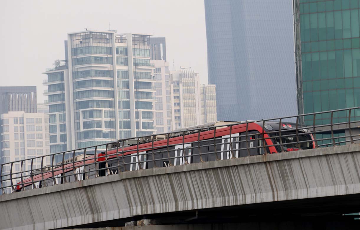 Rangkaian LRT (Light Right Transit) Jakarta melintas di Stasiun Dukuh Atas, Jakarta, Jumat(17/10/2025).(Beritanasional.com/Oke Atmaja)