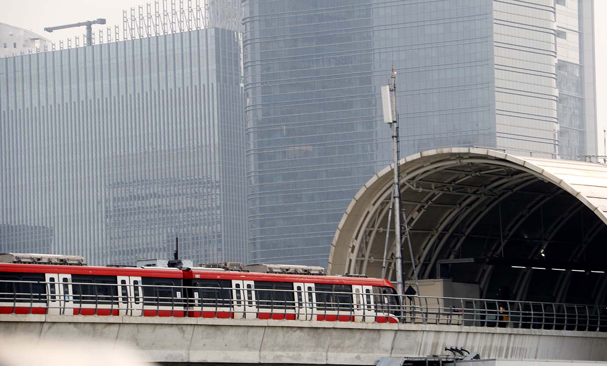 Rangkaian LRT (Light Right Transit) Jakarta melintas di Stasiun Dukuh Atas, Jakarta, Jumat(17/10/2025).(Beritanasional.com/Oke Atmaja)