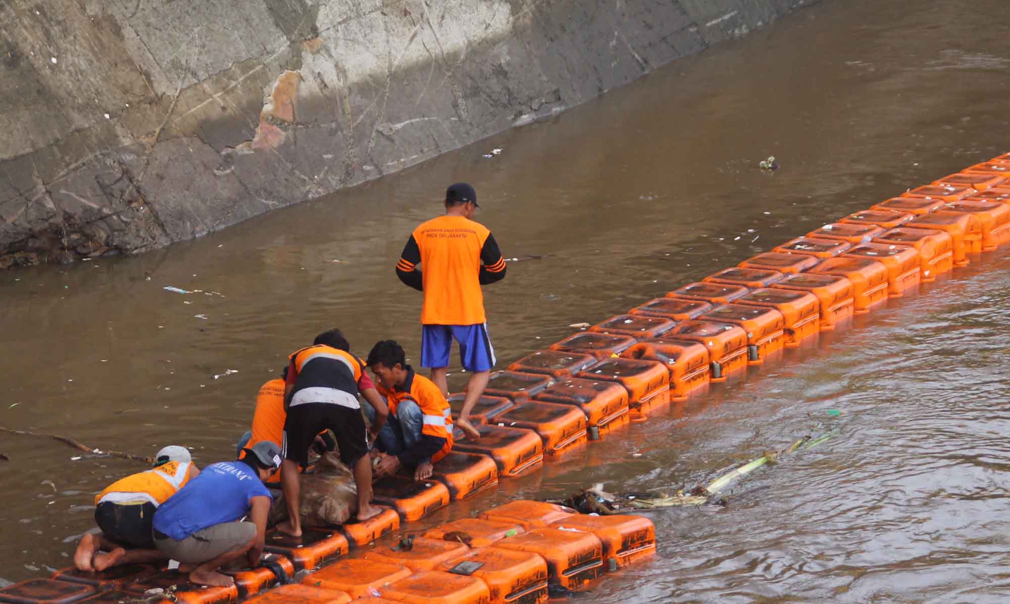 Sejumlah petugas dan pemulung memilah sampah di pintu air Manggarai, Jakarta, Jumat,(11/10/2024).(BeritaNasional.com/Oke Atmaja)