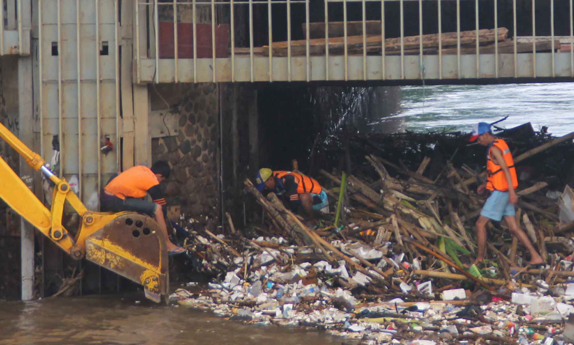 Sejumlah petugas dan pemulung memilah sampah di pintu air Manggarai, Jakarta, Jumat,(11/10/2024).(BeritaNasional.com/Oke Atmaja)