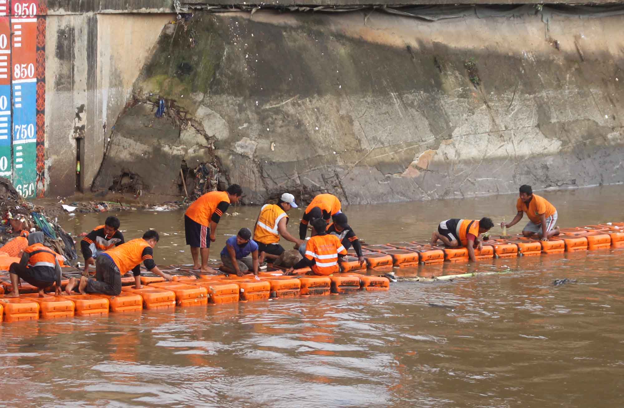 Sejumlah petugas dan pemulung memilah sampah di pintu air Manggarai, Jakarta, Jumat,(11/10/2024).(BeritaNasional.com/Oke Atmaja)