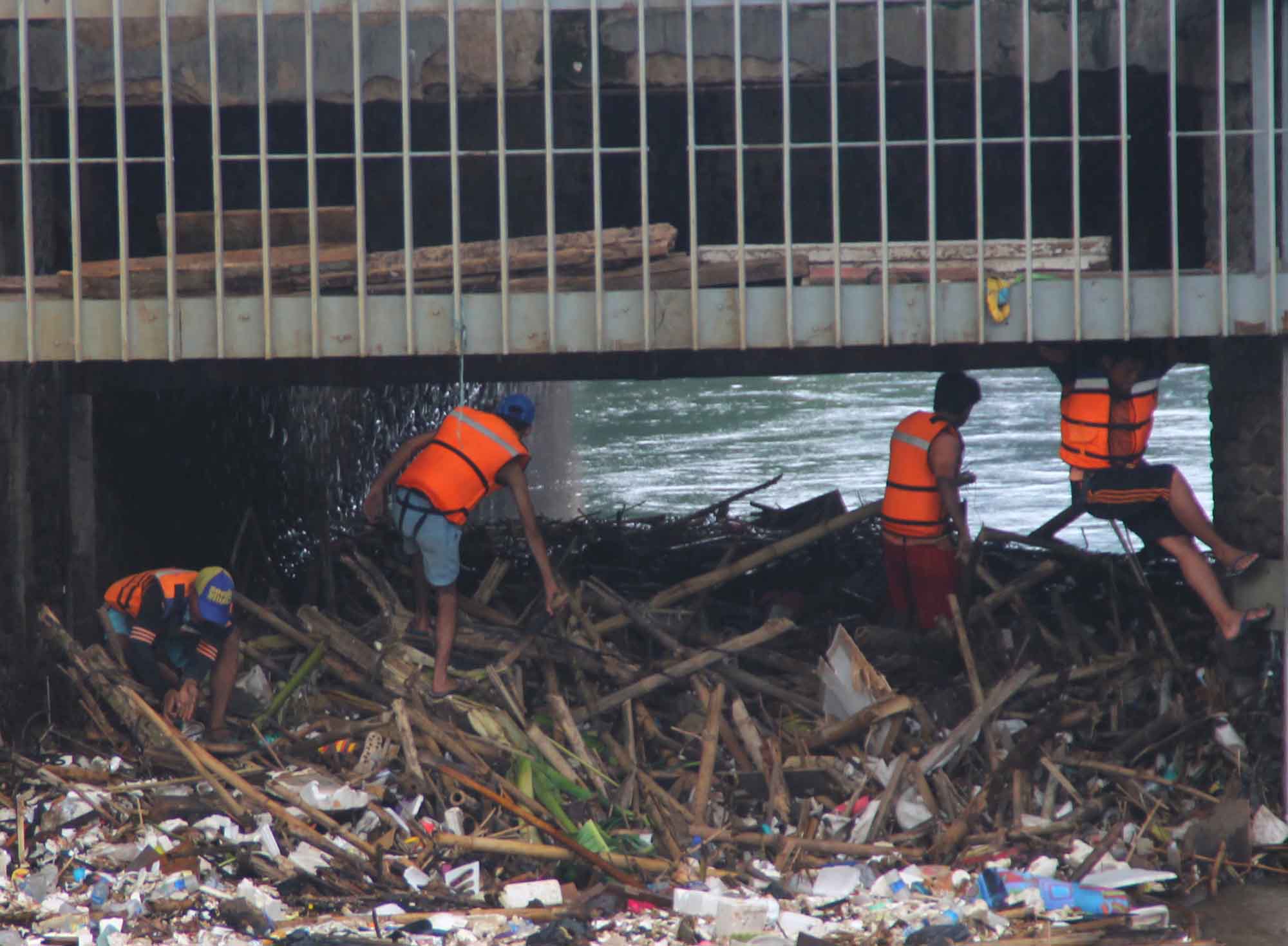 Sejumlah petugas dan pemulung memilah sampah di pintu air Manggarai, Jakarta, Jumat,(11/10/2024).(BeritaNasional.com/Oke Atmaja)