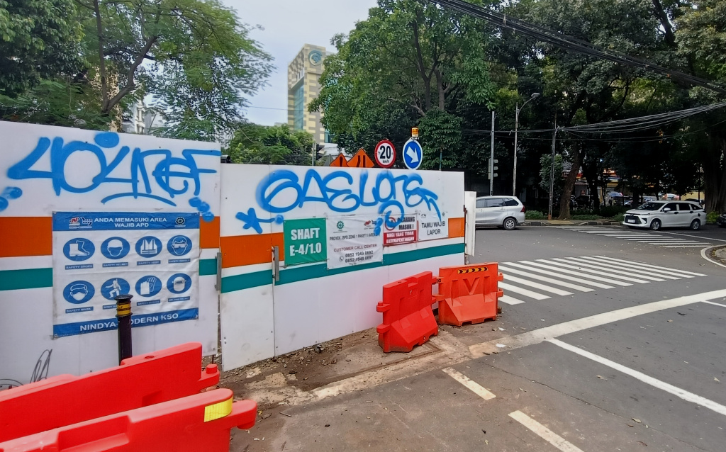 Pemprov DKI Jakarta akan Tertibkan Proyek Galian Penyebab Macet Sejumlah kendaraan bermotor melintasi proyek galian di ruas Jalan Cikini, Jakarta, Kamis (18/6/2025). (Beritanasional.com/Oke Atmaja)