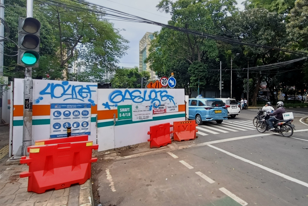 Pemprov DKI Jakarta akan Tertibkan Proyek Galian Penyebab Macet Sejumlah kendaraan bermotor melintasi proyek galian di ruas Jalan Cikini, Jakarta, Kamis (18/6/2025). (Beritanasional.com/Oke Atmaja)