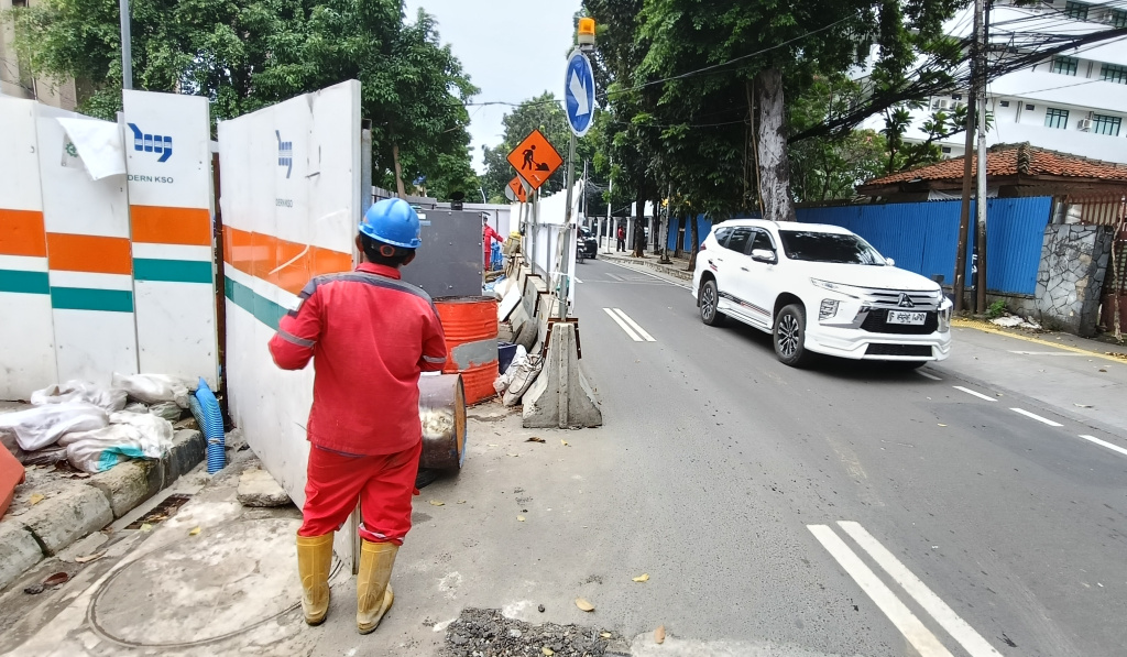 Pemprov DKI Jakarta akan Tertibkan Proyek Galian Penyebab Macet Sejumlah kendaraan bermotor melintasi proyek galian di ruas Jalan Cikini, Jakarta, Kamis (18/6/2025). (Beritanasional.com/Oke Atmaja)