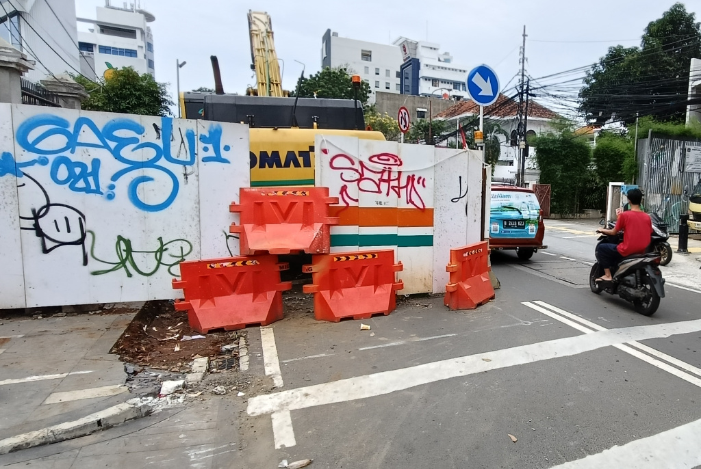 Pemprov DKI Jakarta akan Tertibkan Proyek Galian Penyebab Macet Sejumlah kendaraan bermotor melintasi proyek galian di ruas Jalan Cikini, Jakarta, Kamis (18/6/2025). (Beritanasional.com/Oke Atmaja)