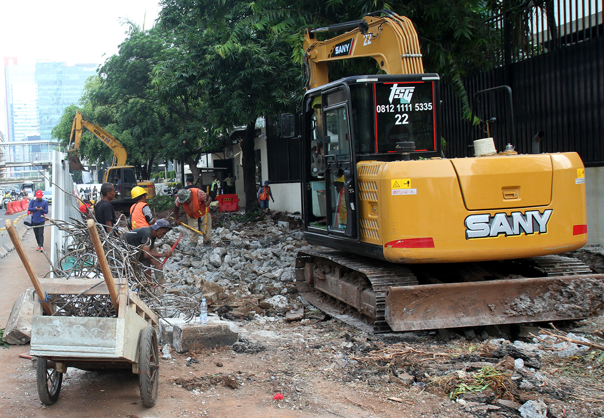 Sejumlah pekerja menyelesaikan revitalisasi trotoar di Jalan Rasuna Said, Jakarta, Rabu (21/8/2024).  (BeritaNasional.com/ Oke Atmaja)