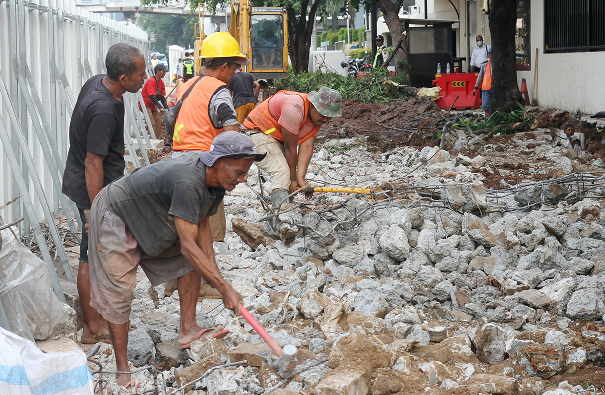 Sejumlah pekerja menyelesaikan revitalisasi trotoar di Jalan Rasuna Said, Jakarta, Rabu (21/8/2024).  (BeritaNasional.com/ Oke Atmaja)