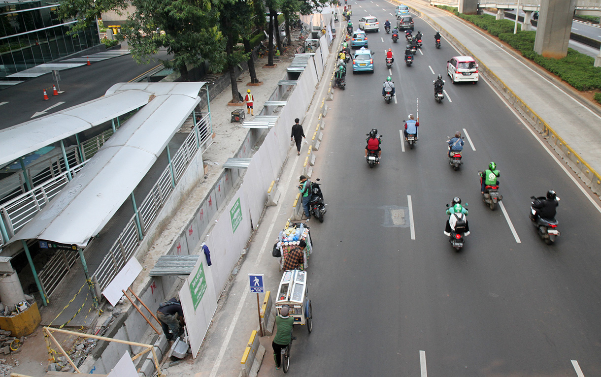 Sejumlah pekerja menyelesaikan revitalisasi trotoar di Jalan Rasuna Said, Jakarta, Rabu (21/8/2024).  (BeritaNasional.com/ Oke Atmaja)