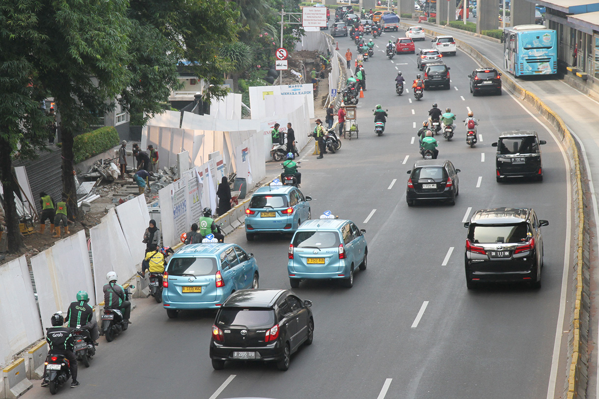 Sejumlah pekerja menyelesaikan revitalisasi trotoar di Jalan Rasuna Said, Jakarta, Rabu (21/8/2024).  (BeritaNasional.com/ Oke Atmaja)