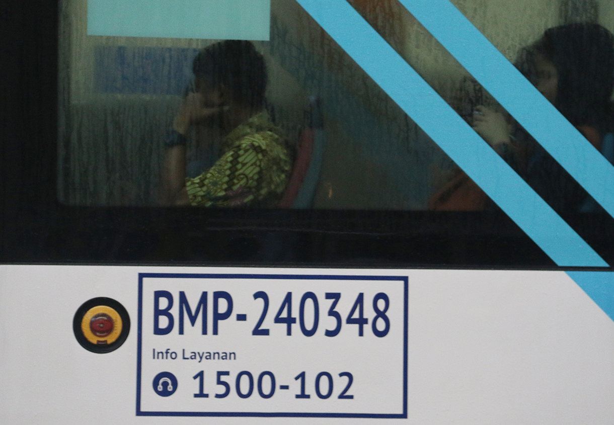 Penumpang turun dari bus Transjakarta di Halte Sarinah, Jalan MH. Thamrin, Jakarta, Selasa (13/1/2026). (Beritanasional.com/Oke Atmaja)