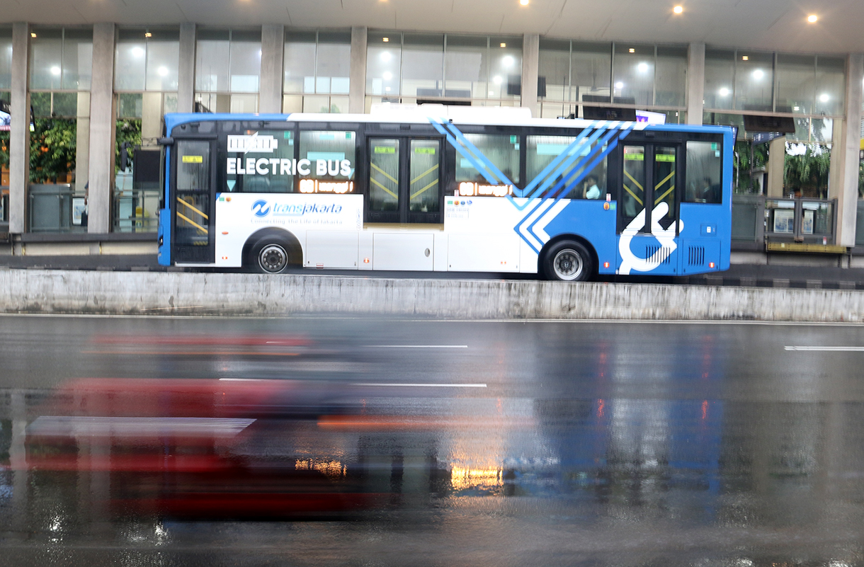 Transjakarta Siap Bertanggung Jawab atas Insiden Tunanetra Terperosok di Halte Kejaksaan Agung. (Beritanasional.com/Oke Atmaja)