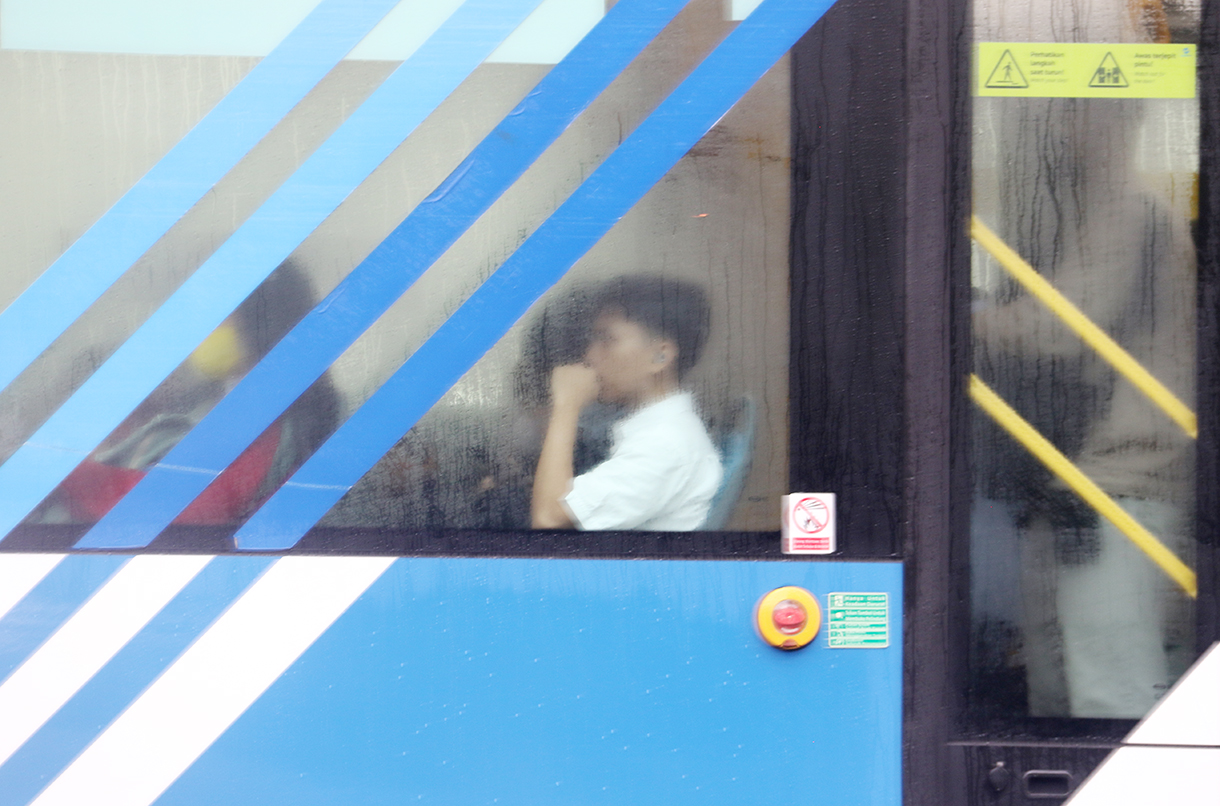 Penumpang turun dari bus Transjakarta di Halte Sarinah, Jalan MH. Thamrin, Jakarta, Selasa (13/1/2026). (Beritanasional.com/Oke Atmaja)