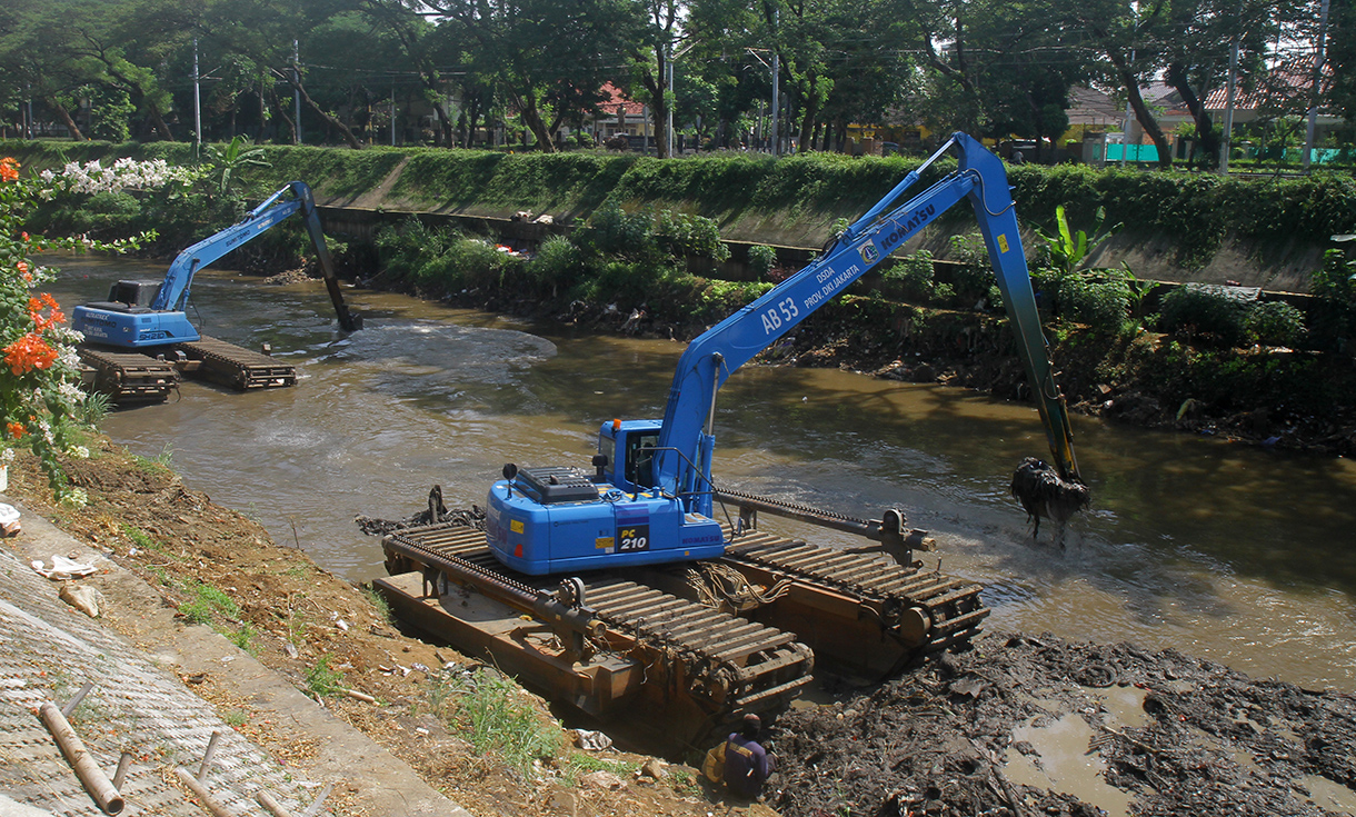 Petugas Dinas Sumber Daya Air Provinsi DKI Jakarta mengoperasikan eskavator untuk mengeruk sedimen lumpur yang mengendap di Kali Ciliwung, Jakarta, Rabu (6/8/2025).  (Beritanasional.com/Oke Atmaja)