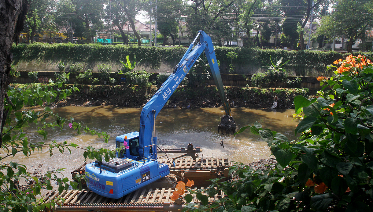 Petugas Dinas Sumber Daya Air Provinsi DKI Jakarta mengoperasikan eskavator untuk mengeruk sedimen lumpur yang mengendap di Kali Ciliwung, Jakarta, Rabu (6/8/2025).  (Beritanasional.com/Oke Atmaja)
