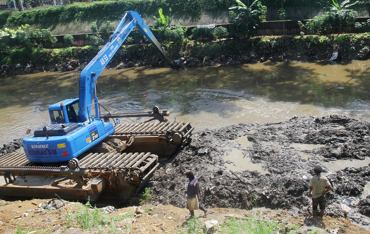 Petugas Dinas Sumber Daya Air Provinsi DKI Jakarta mengoperasikan eskavator untuk mengeruk sedimen lumpur yang mengendap di Kali Ciliwung, Jakarta, Rabu (6/8/2025).  (Beritanasional.com/Oke Atmaja)