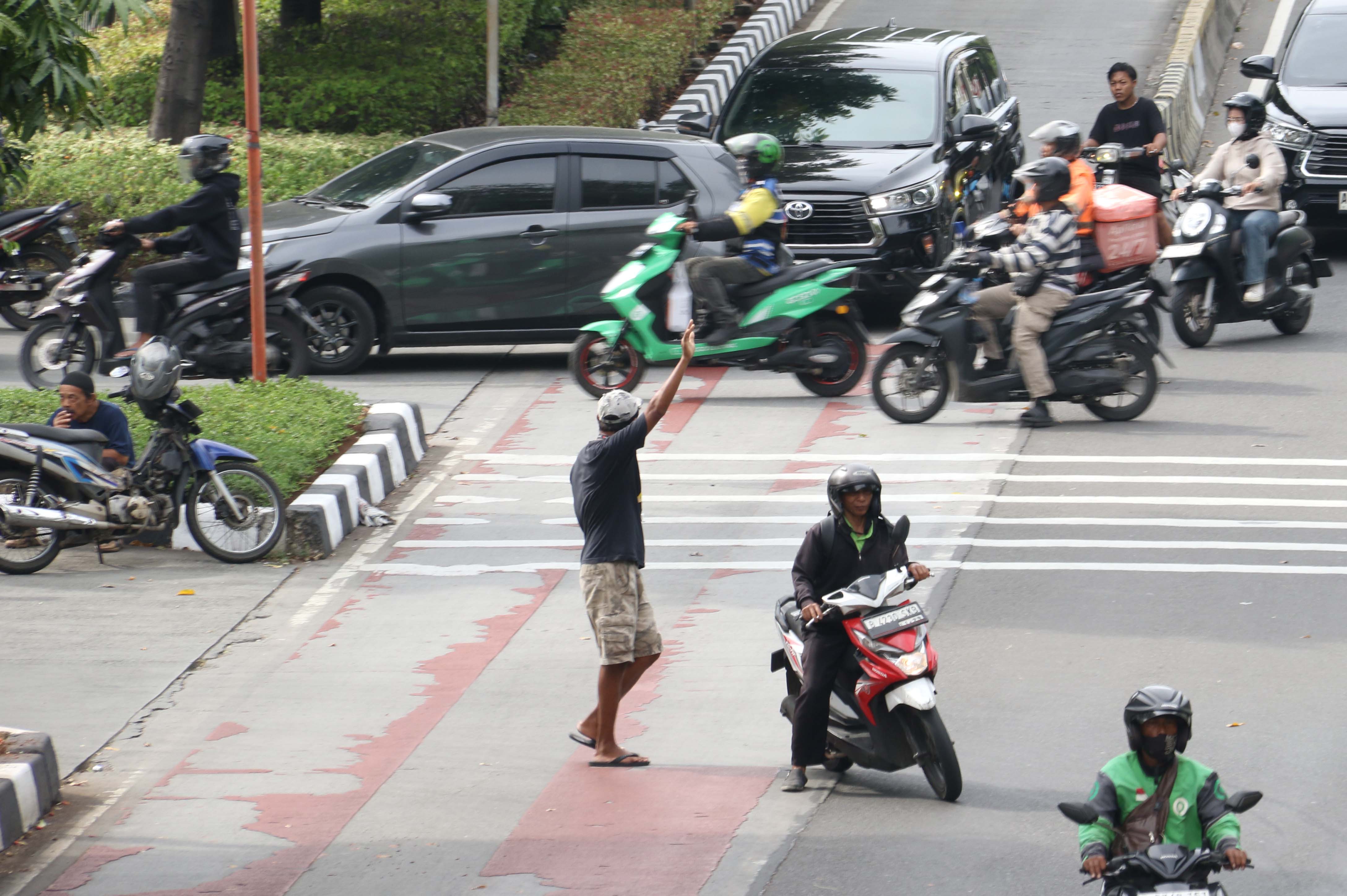 Suasana lalu-lintas di Kawasan Jalan Kramat Raya, Jakarta,Sabtu (1/1/ 2025).  (Beritanasional.com/Oke Atmaja)