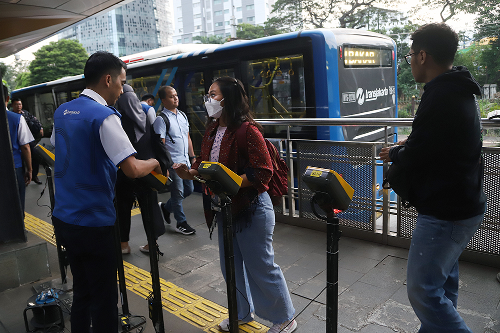 Pemprov DKI Jakarta Beri KLG Transportasi untuk 15 Golongan Masyarakat Layanan transportasi Transjakarta di kawasan Palmerah, Jakarta. (BeritaNasional/Elvis Sendouw)