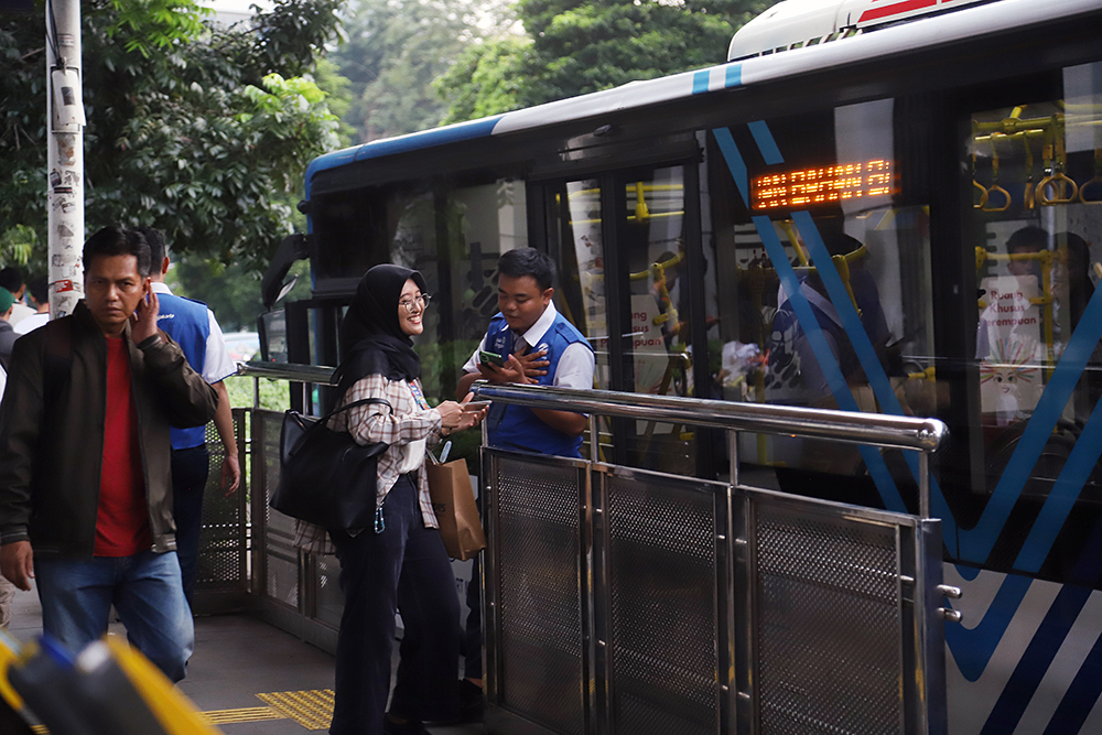 Pemprov DKI Jakarta Beri KLG Transportasi untuk 15 Golongan Masyarakat Layanan transportasi Transjakarta di kawasan Palmerah, Jakarta. (BeritaNasional/Elvis Sendouw)