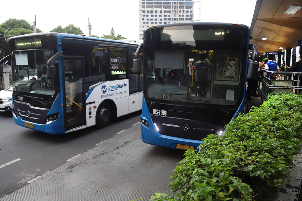 Pemprov DKI Jakarta Beri KLG Transportasi untuk 15 Golongan Masyarakat Layanan transportasi Transjakarta di kawasan Palmerah, Jakarta. (BeritaNasional/Elvis Sendouw)