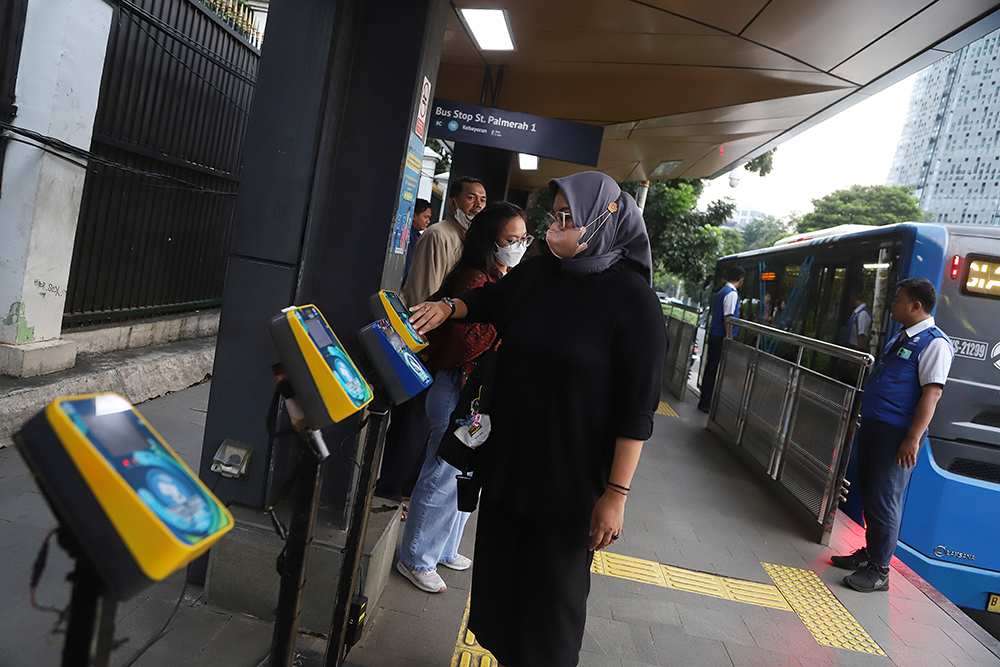 Pemprov DKI Jakarta Beri KLG Transportasi untuk 15 Golongan Masyarakat Layanan transportasi Transjakarta di kawasan Palmerah, Jakarta. (BeritaNasional/Elvis Sendouw)