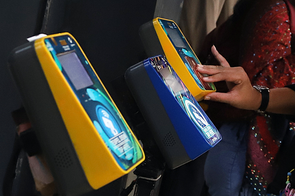 Pemprov DKI Jakarta Beri KLG Transportasi untuk 15 Golongan Masyarakat Layanan transportasi Transjakarta di kawasan Palmerah, Jakarta. (BeritaNasional/Elvis Sendouw)