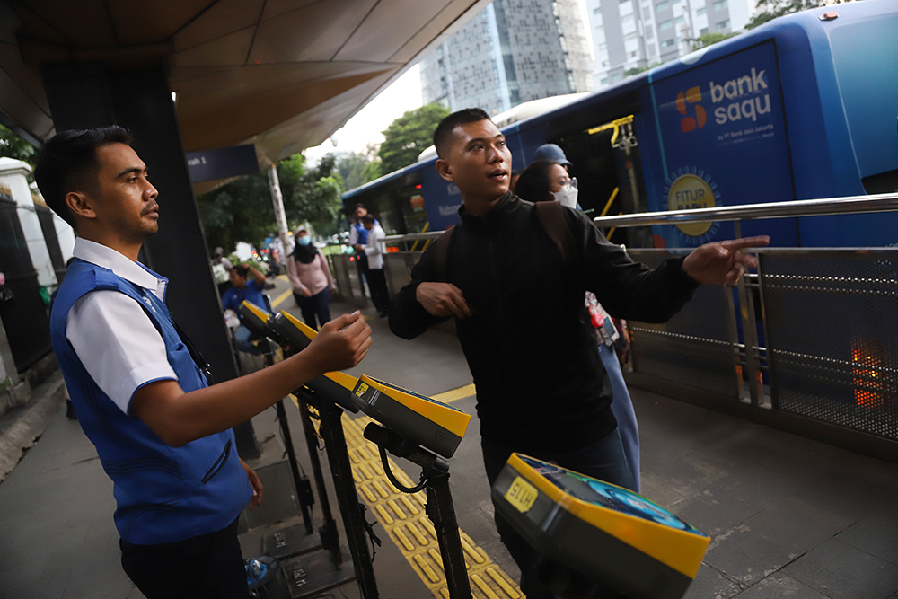 Pemprov DKI Jakarta Beri KLG Transportasi untuk 15 Golongan Masyarakat Layanan transportasi Transjakarta di kawasan Palmerah, Jakarta. (BeritaNasional/Elvis Sendouw)