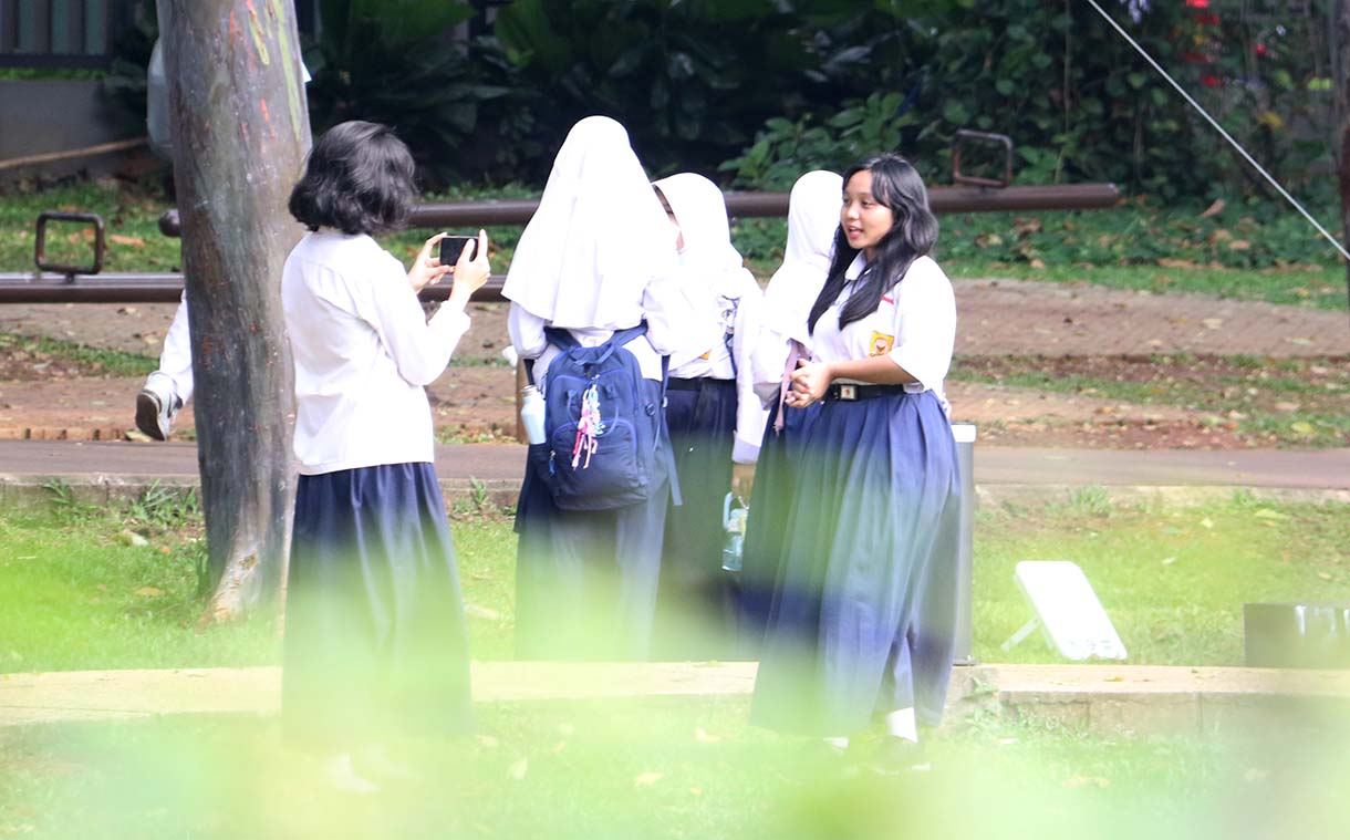 Warga bersantai di Taman Tebet Eco, Jakarta. Selasa (31/3/2026). (Beritanasional.com/Oke Atmaja)
