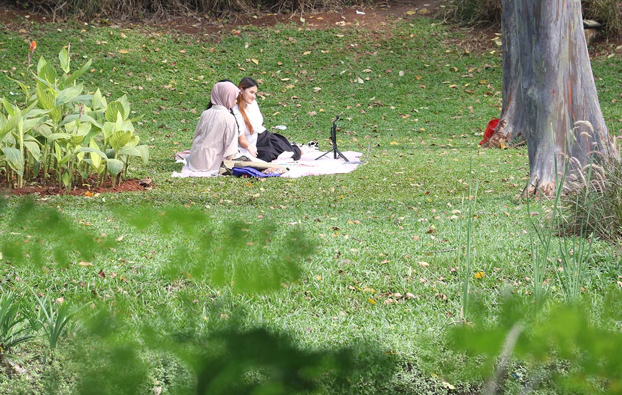 Warga bersantai di Taman Tebet Eco, Jakarta. Selasa (31/3/2026). (Beritanasional.com/Oke Atmaja)