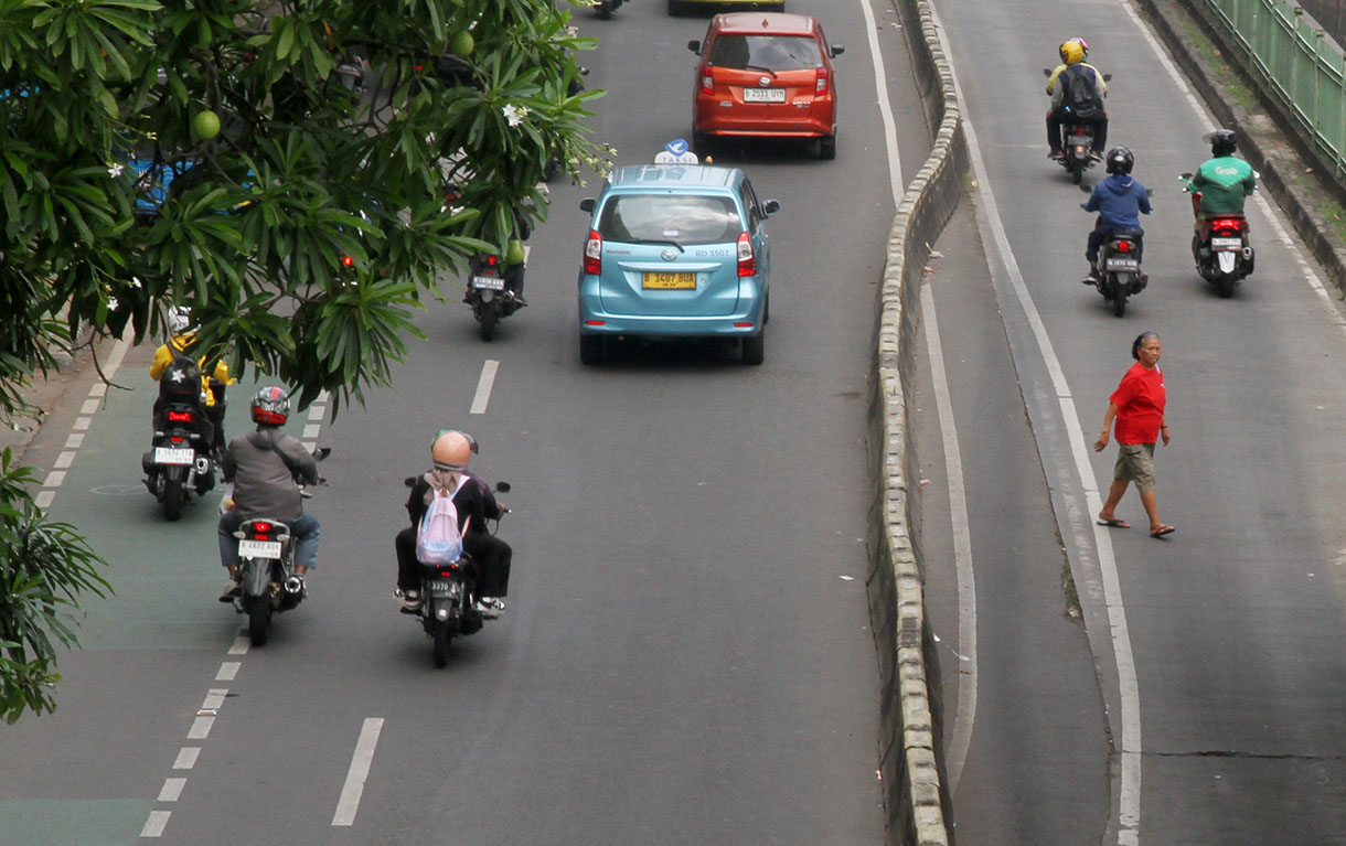 Sejumlah pengendara motor menerobos jalur busway di kawasan Halte Pasar Rumput, Jakarta, Rabu(25/9/2024). (BeritaNasional.com/Oke Atmaja)