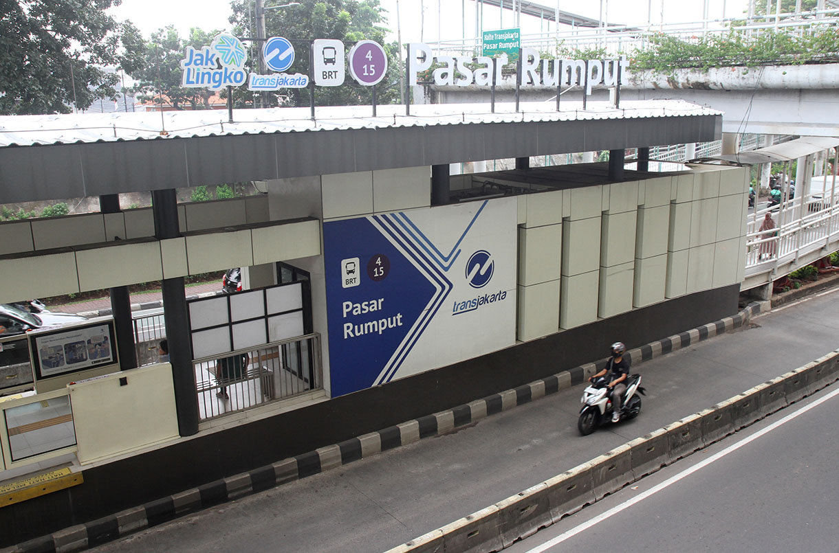 Sejumlah pengendara motor menerobos jalur busway di kawasan Halte Pasar Rumput, Jakarta, Rabu(25/9/2024). (BeritaNasional.com/Oke Atmaja)