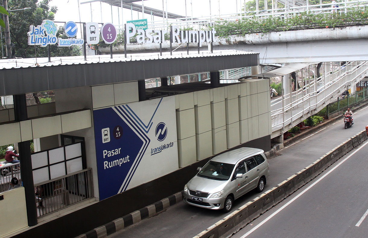 Sejumlah pengendara motor menerobos jalur busway di kawasan Halte Pasar Rumput, Jakarta, Rabu(25/9/2024). (BeritaNasional.com/Oke Atmaja)