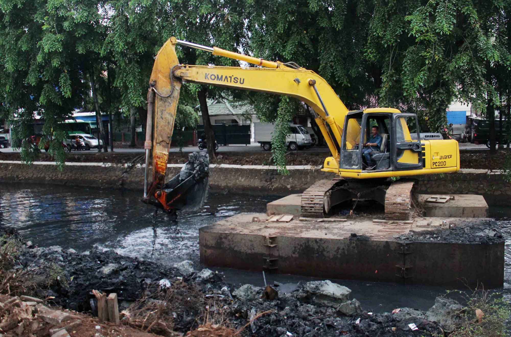 Alat berat ekskavator saat mengeruk lumpur di kali Sunter, Jakarta, Senin (4/11/2024).  (BeritaNasional.com/Oke Atmaja)