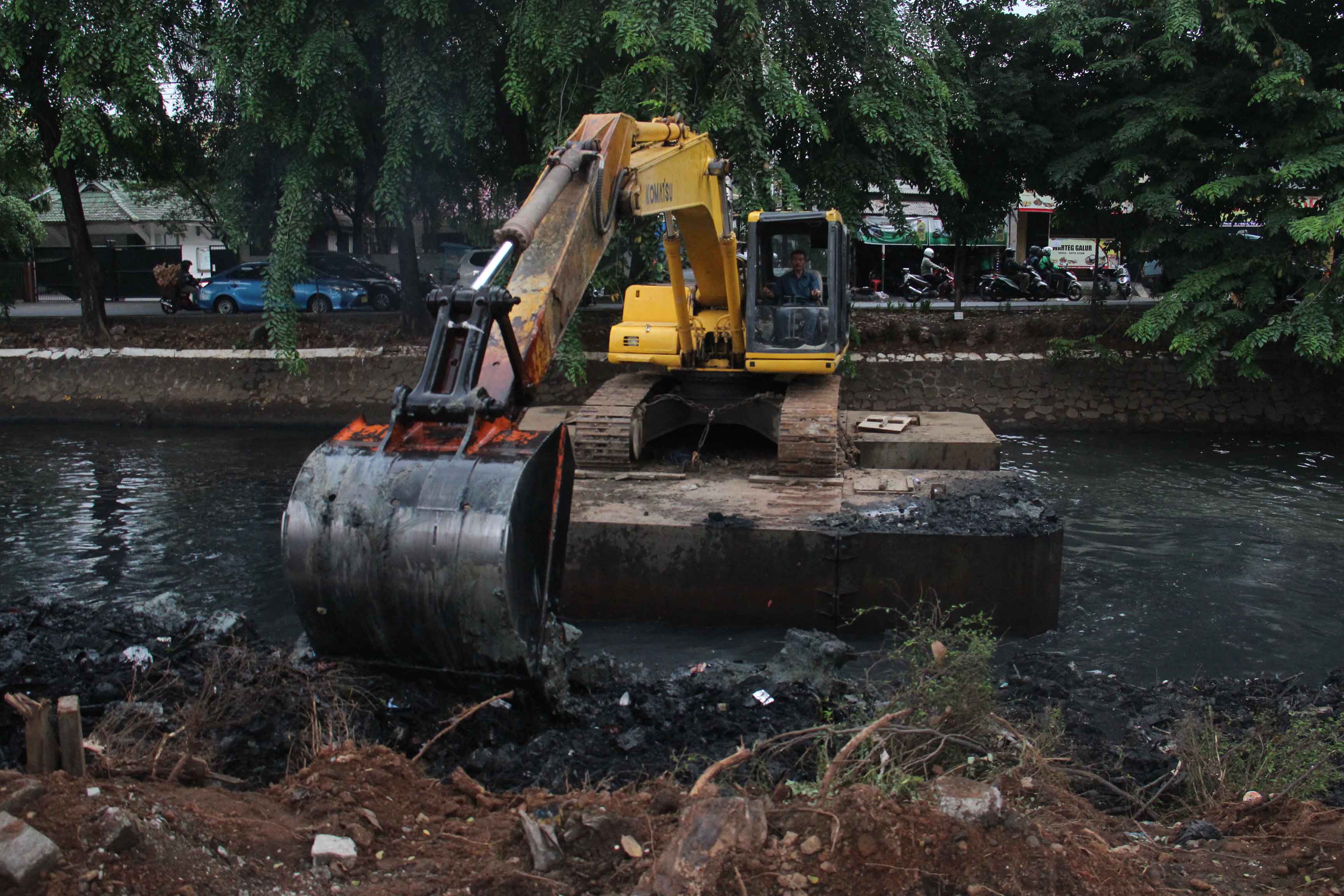 Alat berat ekskavator saat mengeruk lumpur di kali Sunter, Jakarta, Senin (4/11/2024).  (BeritaNasional.com/Oke Atmaja)