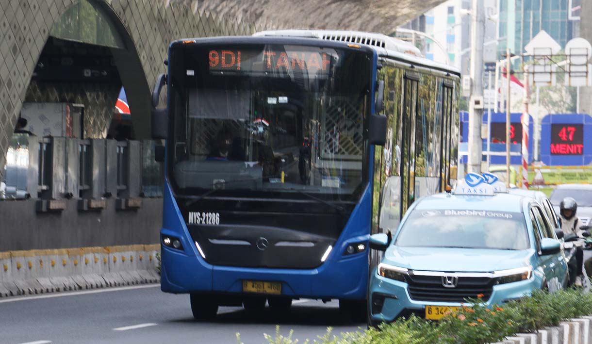 Bus Transjakarta melintasi jalur busway Jalan Sudirman-Thamrin, Jakarta, Kamis(16/10/2025). (Beritanasional.com/Oke Atmaja)