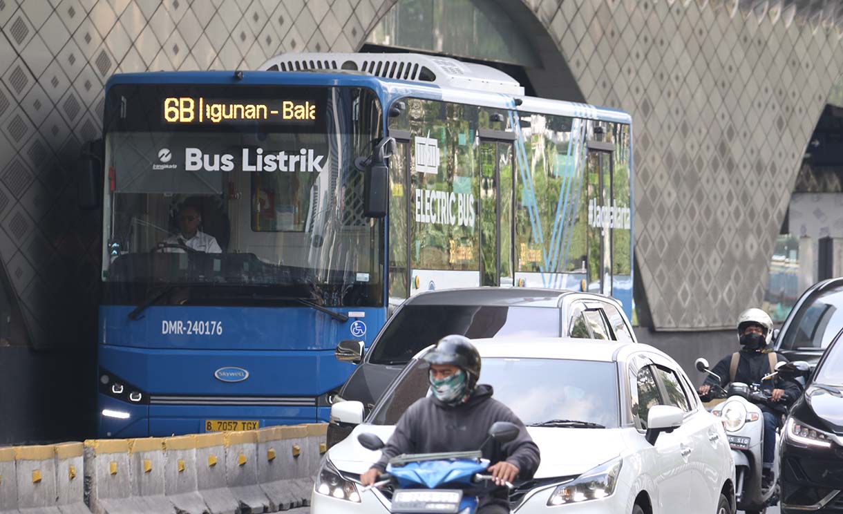 Bus Transjakarta melintasi jalur busway Jalan Sudirman-Thamrin, Jakarta, Kamis(16/10/2025). (Beritanasional.com/Oke Atmaja)
