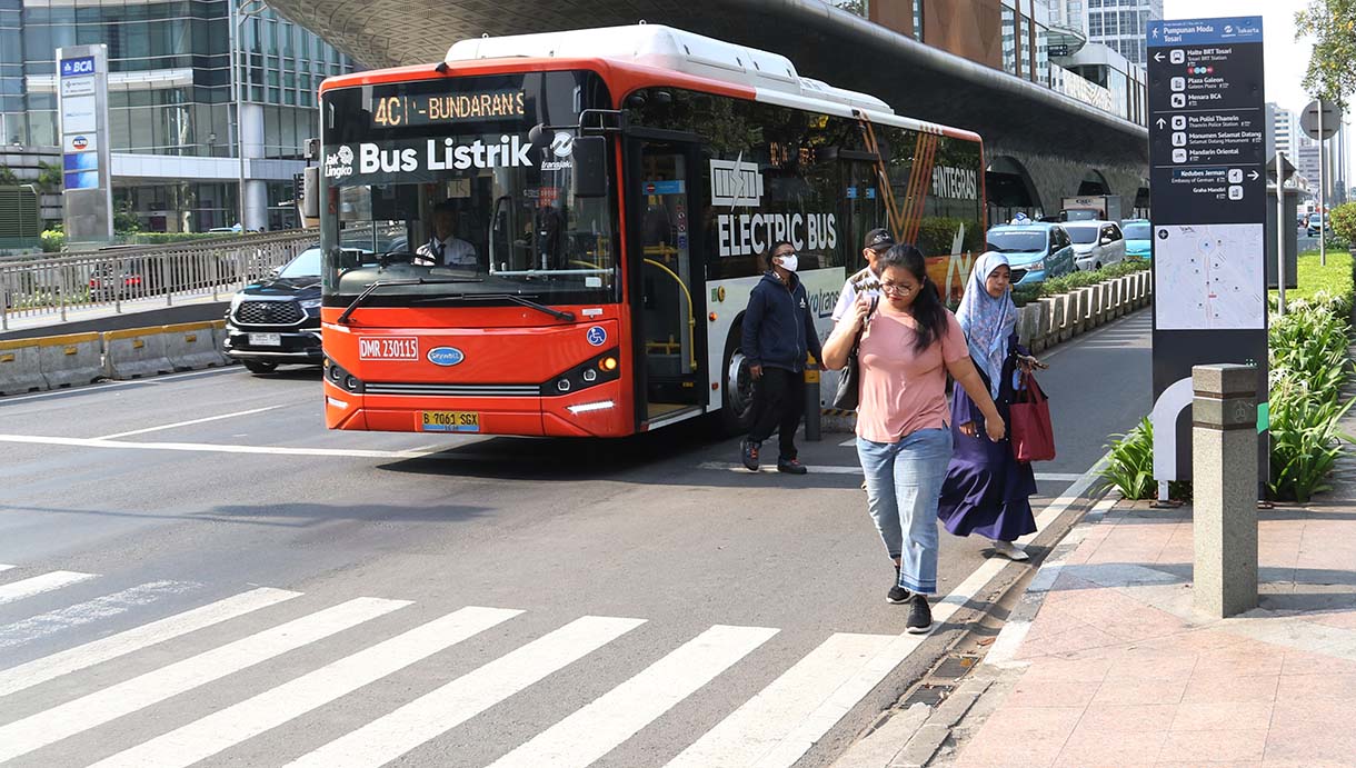 Bus Transjakarta melintasi jalur busway Jalan Sudirman-Thamrin, Jakarta, Kamis(16/10/2025). (Beritanasional.com/Oke Atmaja)