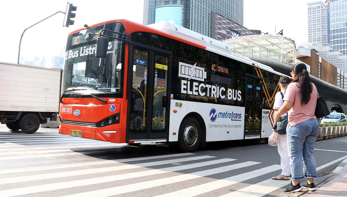 Bus Transjakarta melintasi jalur busway Jalan Sudirman-Thamrin, Jakarta, Kamis(16/10/2025). (Beritanasional.com/Oke Atmaja)