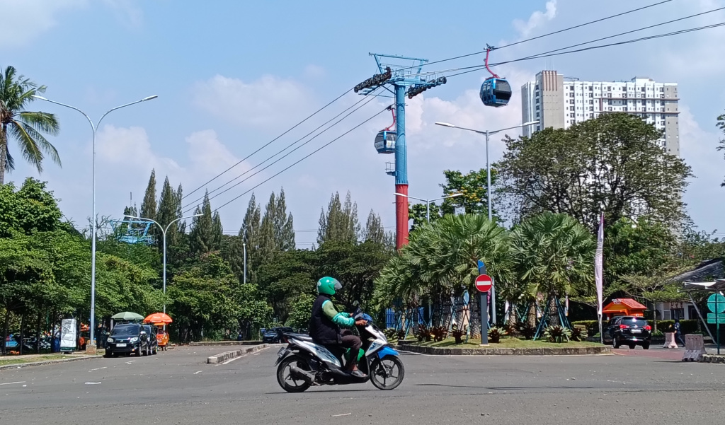 Motir melintas dikawasan wisata Ancol, Jakarta, Jumat (1/8/2025).  (Beritanasional.com/OkeAtmaja)