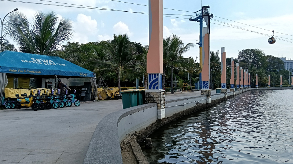 Motir melintas dikawasan wisata Ancol, Jakarta, Jumat (1/8/2025).  (Beritanasional.com/OkeAtmaja)