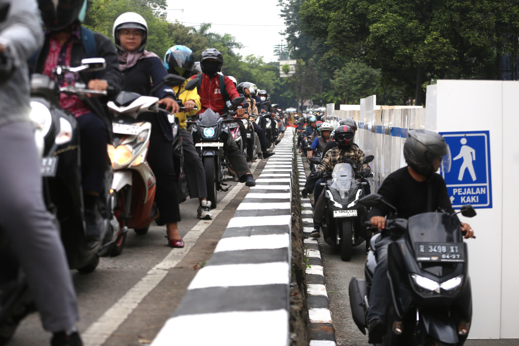 Sejumlah kendaraan sepeda motor melintasi dekat kawasan proyek pembangunan Jembatan Penyebrangan Orang (JPO) di Jalan Warung Jati Barat, Pejaten, Jakarta Selatan, Rabu (8/7/2026). (Beritanasional.com/Oke Atmaja)