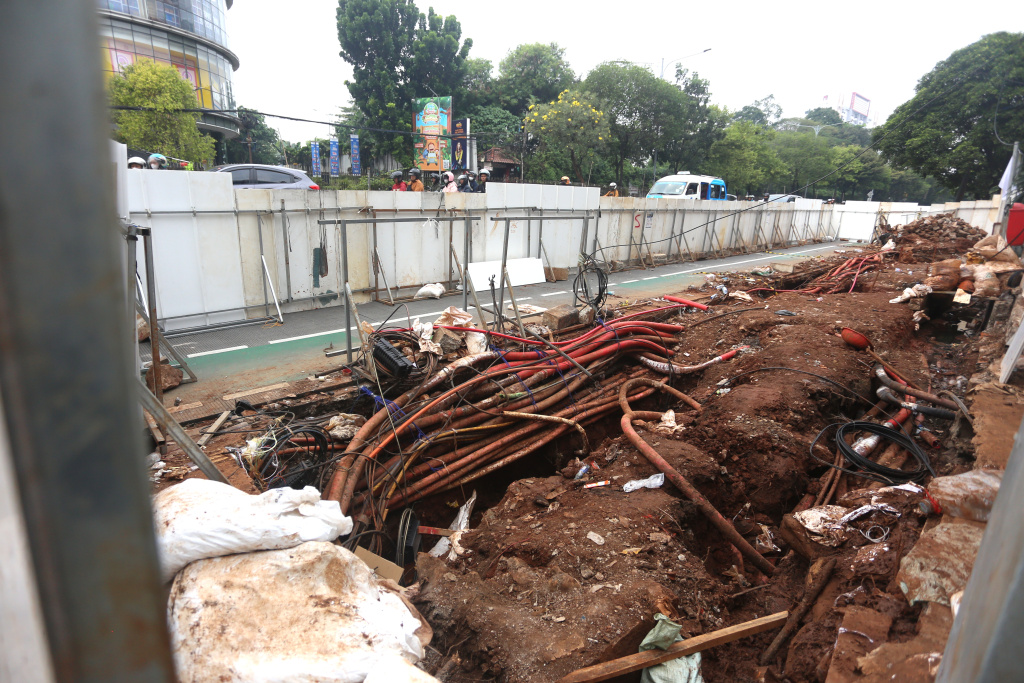 Sejumlah kendaraan sepeda motor melintasi dekat kawasan proyek pembangunan Jembatan Penyebrangan Orang (JPO) di Jalan Warung Jati Barat, Pejaten, Jakarta Selatan, Rabu (8/7/2026). (Beritanasional.com/Oke Atmaja)
