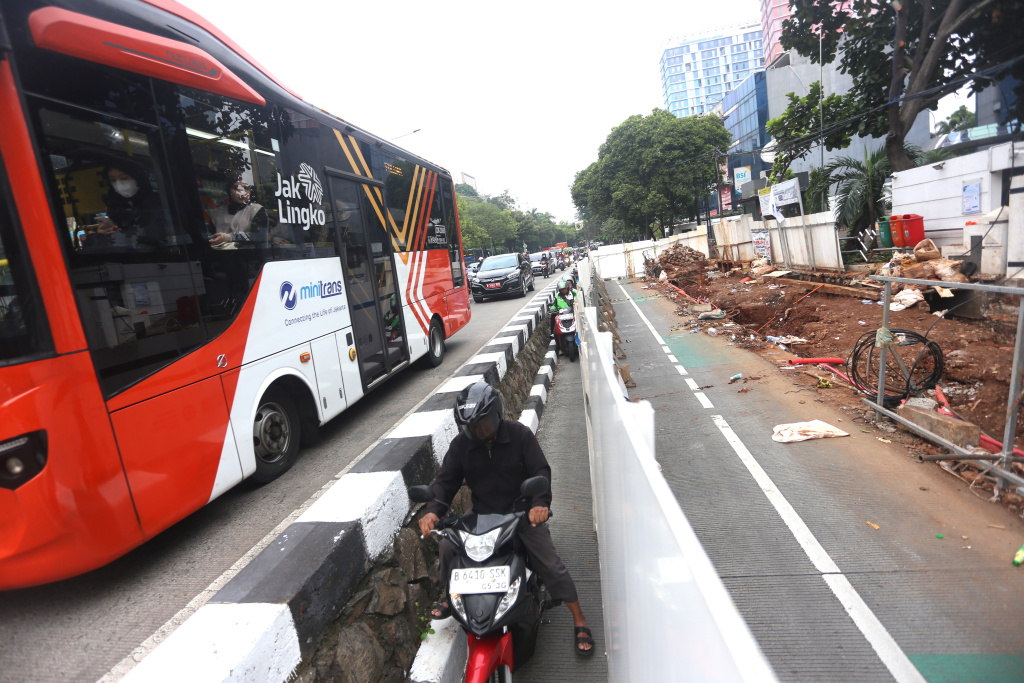 Sejumlah kendaraan sepeda motor melintasi dekat kawasan proyek pembangunan Jembatan Penyebrangan Orang (JPO) di Jalan Warung Jati Barat, Pejaten, Jakarta Selatan, Rabu (8/7/2026). (Beritanasional.com/Oke Atmaja)
