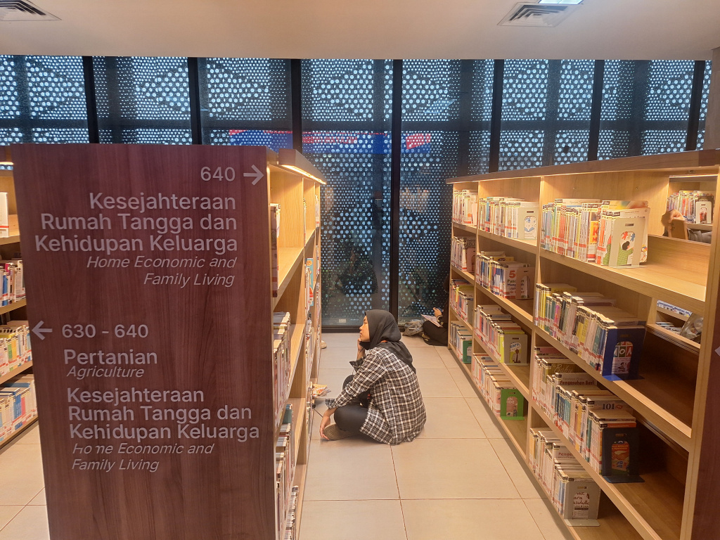 Pemprov DKI Perpanjang Jam Layanan di Perpustakaan Cikini Hingga Malam Sejumlah pengunjung memilih serta membaca buku di Perpustakaan Jakarta dan Pusat Dokumen Sastra HB Jassin, Taman Ismail Marzuki, Jakarta, Selasa (06/05/2025). (Berita nasional.com/Oke Atmaja)