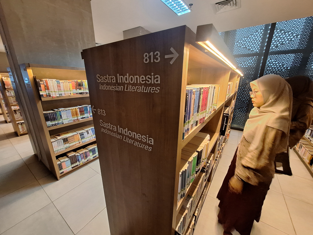 Pemprov DKI Perpanjang Jam Layanan di Perpustakaan Cikini Hingga Malam Sejumlah pengunjung memilih serta membaca buku di Perpustakaan Jakarta dan Pusat Dokumen Sastra HB Jassin, Taman Ismail Marzuki, Jakarta, Selasa (06/05/2025). (Berita nasional.com/Oke Atmaja)