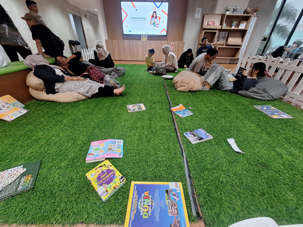 Pemprov DKI Perpanjang Jam Layanan di Perpustakaan Cikini Hingga Malam Sejumlah pengunjung memilih serta membaca buku di Perpustakaan Jakarta dan Pusat Dokumen Sastra HB Jassin, Taman Ismail Marzuki, Jakarta, Selasa (06/05/2025). (Berita nasional.com/Oke Atmaja)