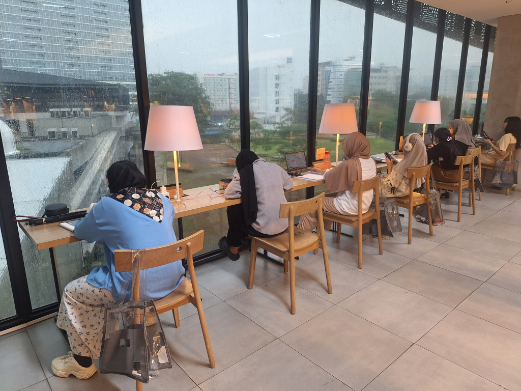 Pemprov DKI Perpanjang Jam Layanan di Perpustakaan Cikini Hingga Malam Sejumlah pengunjung memilih serta membaca buku di Perpustakaan Jakarta dan Pusat Dokumen Sastra HB Jassin, Taman Ismail Marzuki, Jakarta, Selasa (06/05/2025). (Berita nasional.com/Oke Atmaja)