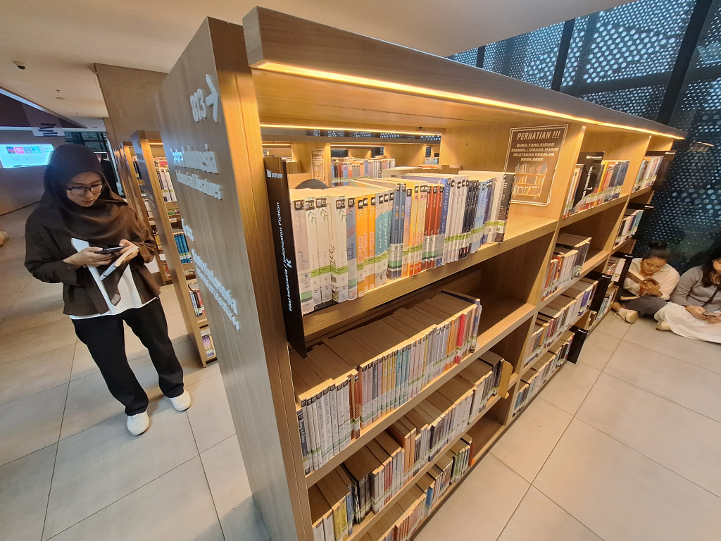 Pemprov DKI Perpanjang Jam Layanan di Perpustakaan Cikini Hingga Malam Sejumlah pengunjung memilih serta membaca buku di Perpustakaan Jakarta dan Pusat Dokumen Sastra HB Jassin, Taman Ismail Marzuki, Jakarta, Selasa (06/05/2025). (Berita nasional.com/Oke Atmaja)