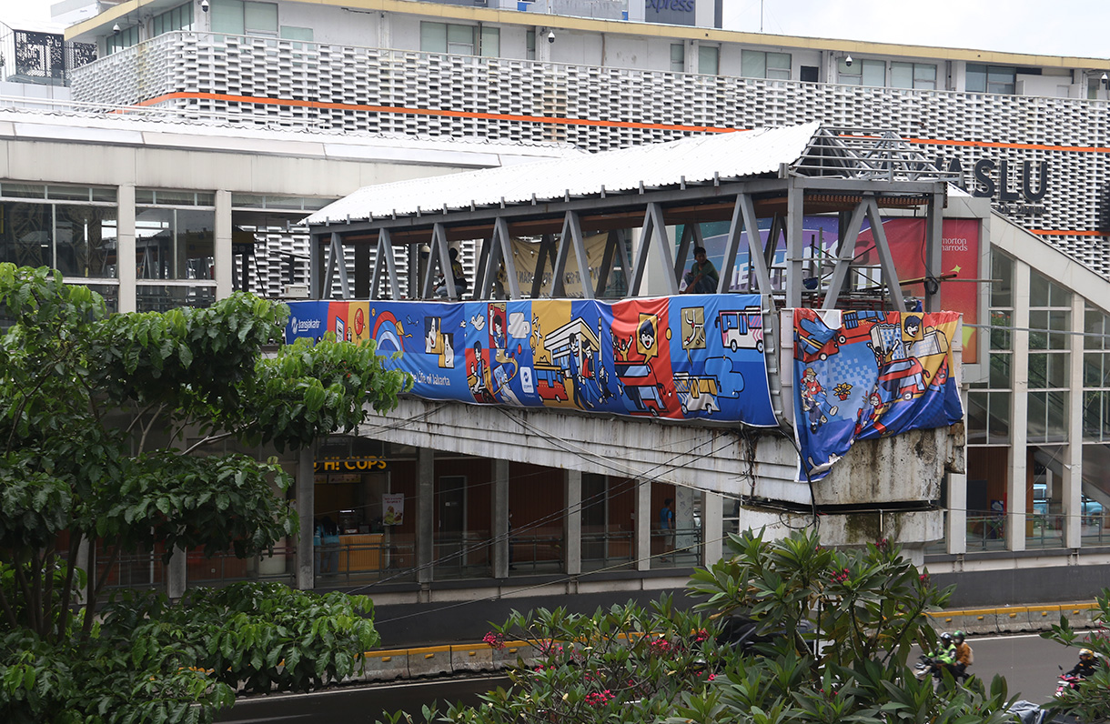 Proyek pembangunan jembatan penyeberangan orang (JPO) Sarinah di Jalan MH Thamrin, Jakarta, Minggu(01/2/2026).(Beritanasional.com/Oke Atmaja)